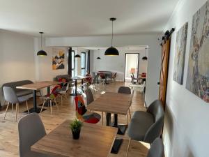 ALPIN rooms في توبليتا: غرفة طعام مع طاولات وكراسي في غرفة