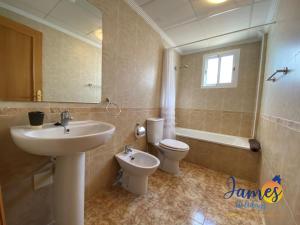 A bathroom at La Ciñuelica R14 1st Floor Apartment Com Pool L182 Még 9 kép
