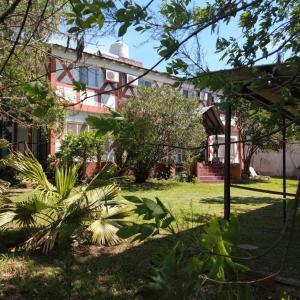 una vista de la casa desde el jardín en Bavarian Suites, en Colón