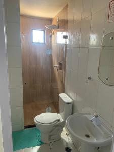 La salle de bains est pourvue de toilettes et d'un lavabo. dans l'établissement Hotel Mirante B, à Euclides da Cunha