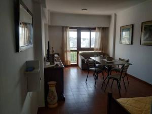 a living room with a kitchen and a table and chairs at Amplio y Luminoso en zona Guemes in Mar del Plata