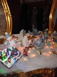 una mesa con adornos navideños en ella con luces en B&B Chatelet Cremers, en Verviers