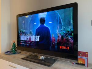 um ecrã de televisão com um jogo de vídeo em Budapest Hideout in Style with free parking - Luxury Apartment em Budapeste