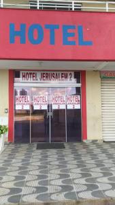 una señal de hotel en la parte delantera de un edificio en Hotel Jerusalém 2, en Goiânia