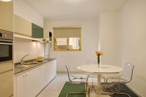 a kitchen with a table and chairs in a room at Little Gem in Cruce de Arinaga