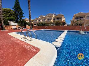 Bazén v ubytování La Ciñuelica, R2 Ground Floor Apartment Com pool L188 nebo v jeho okolí