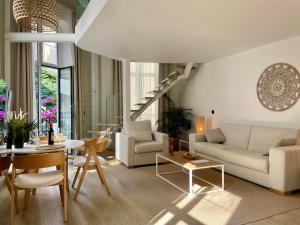 uma sala de estar com um sofá e uma mesa em Hotel Emblemático Hi Suites em Santa Cruz de Tenerife