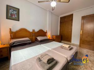 Postel nebo postele na pokoji v ubytování La Ciñuelica, R2 Ground Floor Apartment Com pool L188