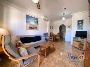 TV a/nebo společenská místnost v ubytování La Ciñuelica, R2 Ground Floor Apartment Com pool L188
