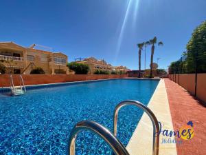 Bazén v ubytování La Ciñuelica, R2 Ground Floor Apartment Com pool L188 nebo v jeho okolí