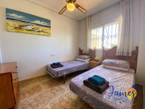 Postel nebo postele na pokoji v ubytování La Ciñuelica, R2 Ground Floor Apartment Com pool L188 + 10 fotografií