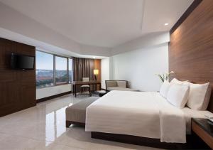 Postel nebo postele na pokoji v ubytování Hotel Santika Premiere Semarang