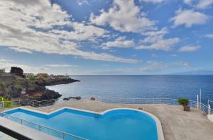 The swimming pool at or close to Costa Isora