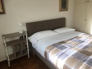 uma cama num quarto com em Cherubini Florence Residence em Florença