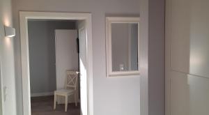 eine Tür, die in ein Zimmer mit einem Stuhl führt in der Unterkunft Ferienhaus Bella Vista in Gelting