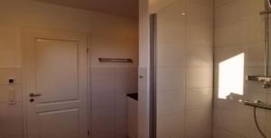 ein Badezimmer mit Dusche und Glastür in der Unterkunft Ferienhaus Bella Vista in Gelting