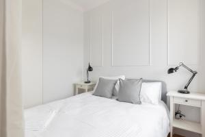Säng eller sängar i ett rum på Bulwary Wiślane Modern Apartment