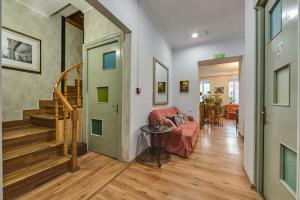 uma sala de estar com uma escada e um sofá vermelho em House 52 Boutique Hotel em Tbilisi