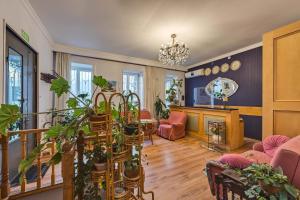 una sala de estar llena de muchas plantas en House 52 Boutique Hotel, en Tiflis