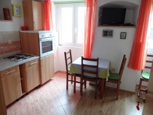 Kuchyň nebo kuchyňský kout v ubytování Apartments Sanja