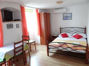 Postel nebo postele na pokoji v ubytování Apartments Sanja