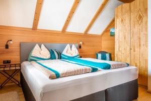 sypialnia z łóżkiem z 2 poduszkami w obiekcie Bergchalet am Tonimörtlhof w mieście Mariapfarr