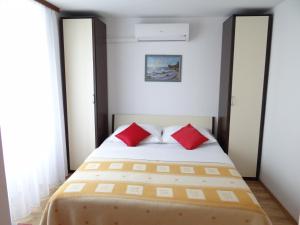 Postel nebo postele na pokoji v ubytování Apartments Sanja