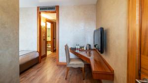 TV a/nebo společenská místnost v ubytování Biz Cevahir Hotel Sultanahmet