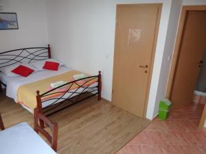 Postel nebo postele na pokoji v ubytování Apartments Sanja