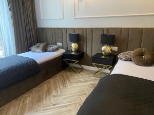 Posteľ alebo postele v izbe v ubytovaní Family & Business Sauna Apartments No 11 Leśny nad Zalewem Cedzyna Unikat - 3 Bedroom with Private Sauna, Bath with Hydromassage, Terrace, Garage, Catering Options