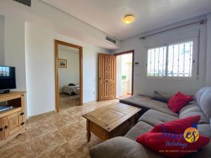 TV a/nebo společenská místnost v ubytování La Ciñuelica R11 Ground Floor Apartment Com Pool L111