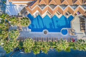 Tầm nhìn ra hồ bơi gần/tại Palazetto Suites Zakynthos - Adults Only