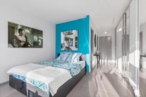 - une chambre avec un lit doté d'une tête de lit bleue dans l'établissement Blue Dream Heliopolis, au Cap d'Agde