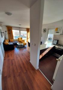 sala de estar con sofá y mesa en Apartman EVA ZAGREB en Zagreb