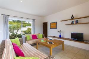 a living room with a couch and a table at Villa Lola in Santo Tomás