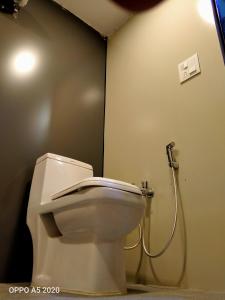 シムラーにあるOak Retreat Hutsの部屋にある白いトイレ付きのバスルーム