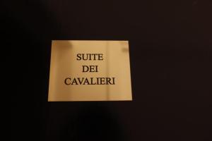 un cartello con le parole "suite del caviale". di Suite dei Cavalieri a Roma