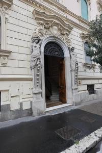 un ingresso a un edificio con porta in legno di Suite dei Cavalieri a Roma
