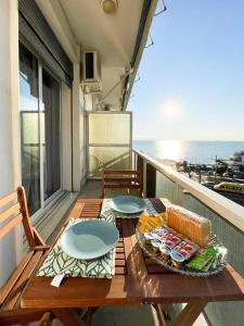 - une table de pique-nique sur un balcon avec vue sur l'océan dans l'établissement Eolou Sea View 60sqm apt in Paleo Faliro, à Athènes
