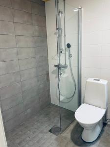 Vonios kambarys apgyvendinimo įstaigoje STAY Matinkylä Apartments
