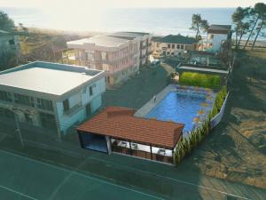Вид на бассейн в Seaside Kobuleti Hotel или окрестностях