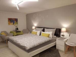 1 dormitorio con 1 cama grande con almohadas amarillas en Gästezimmer-Apartment Heidi Hönl en Buergstadt