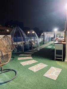 Jewel Agouza Hotel في القاهرة: مجموعة من القباب على حقل مع عشب أخضر