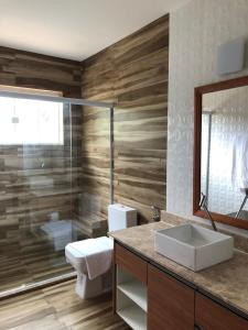 uma casa de banho com um lavatório, um WC e um chuveiro em Pousada Vitória em Ilhéus