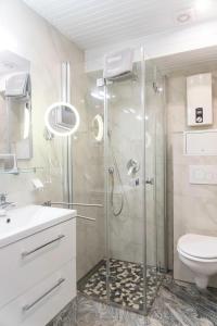 bagno con doccia, lavandino e servizi igienici di Apart-1-OG-Nr2 a Darmstadt