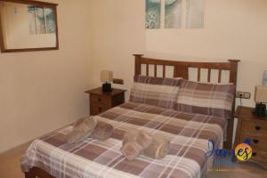 Een bed of bedden in een kamer bij Luxury Quad House Playa Golf R6 with Com Pool P241