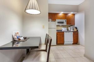 uma cozinha com mesa e cadeiras em uma sala em Bluegreen Vacations Club 36, an Ascend Collection Resort em Las Vegas