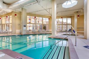 uma grande piscina com água azul em um prédio em Bluegreen Vacations Club 36, an Ascend Collection Resort em Las Vegas