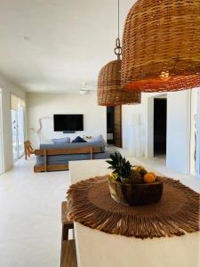 una sala de estar con una mesa con un bol de fruta en Casa en primera linea de playa con alberca, en Sisal