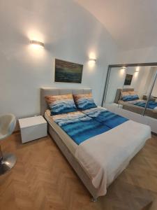 1 dormitorio con 1 cama grande y espejo en MONAR Exclusive apartment in old town Košice en Košice